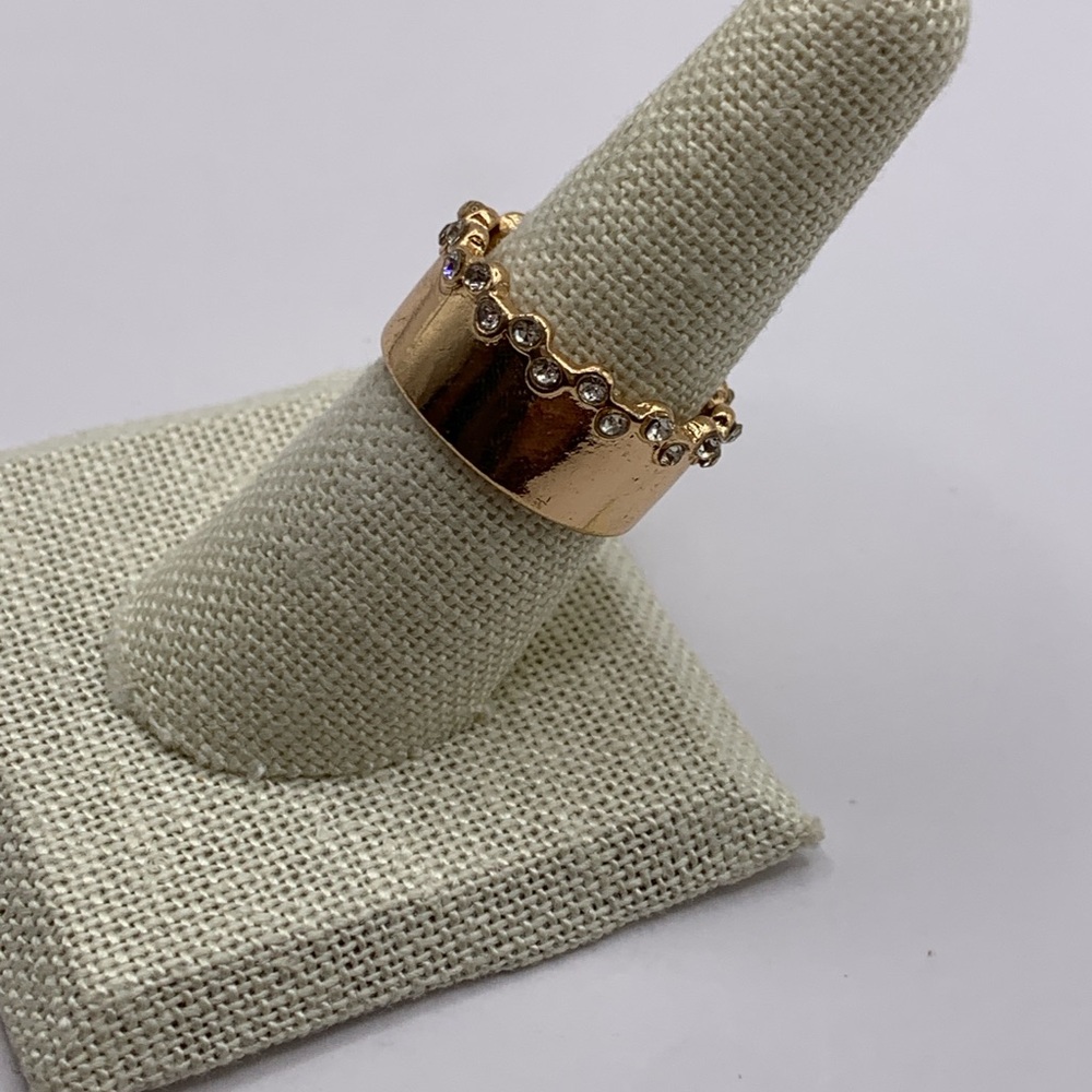 Elegant Gold Ring with Crystal Accents - Picture 5 of 5